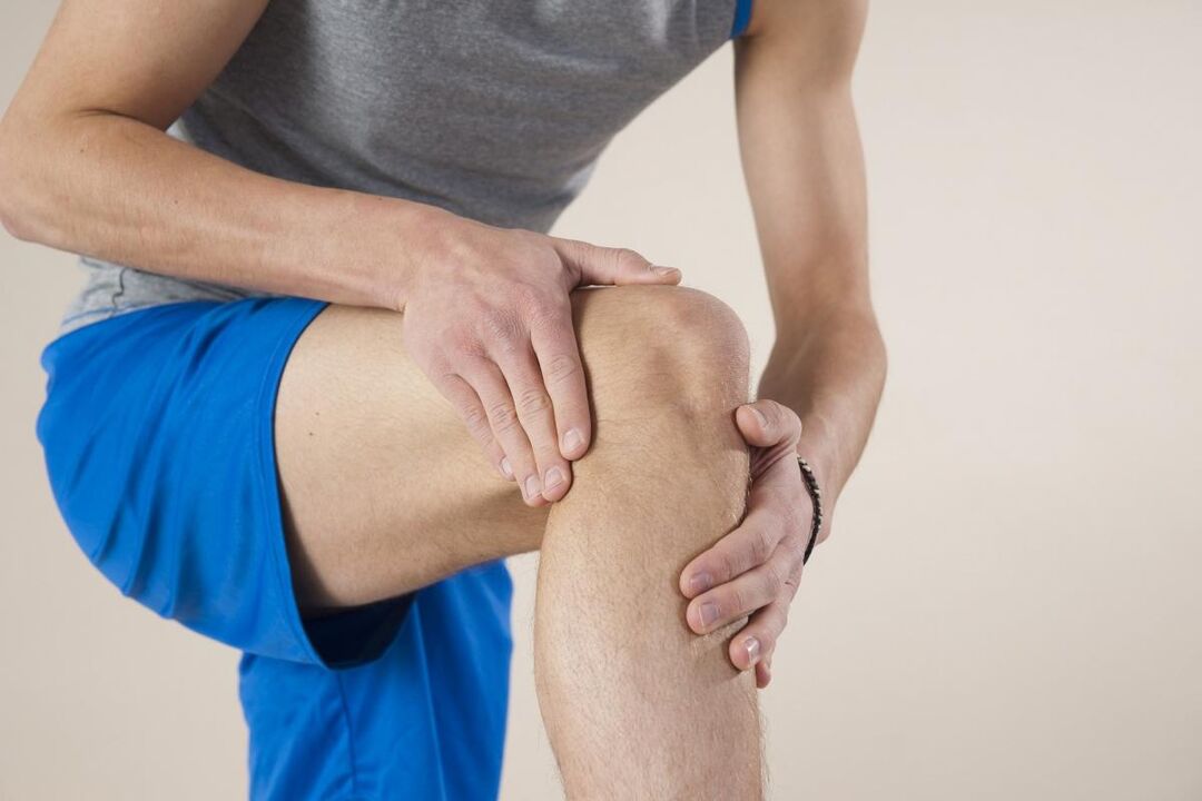 Prima durere și rigiditate în articulație din cauza artrozei este atribuită entorselor musculare și ligamentare