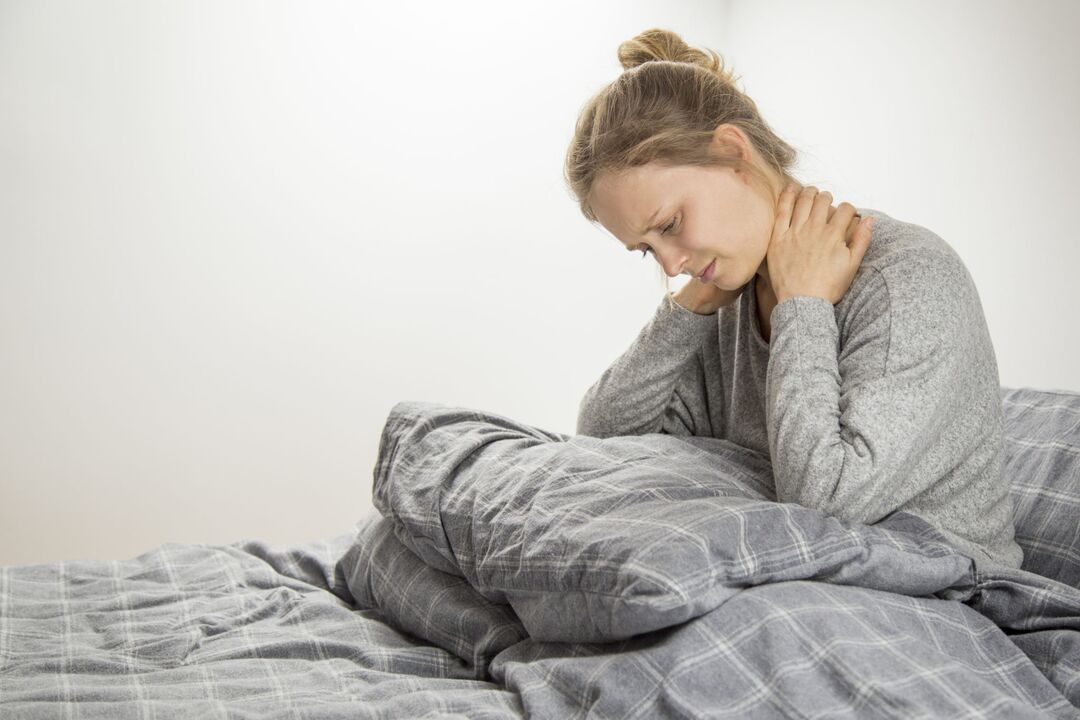 Femeie cu simptome de osteocondroză cervicală